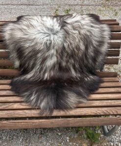 Isländisches Lammfell naturgrau schwarze Spitzen XL Unikat – Fell-shop.ch Zürich