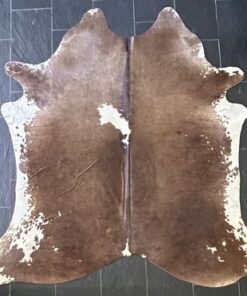 Kuhfell Walnut braungrau mit hellem Bauchfell und weissen Tupfen, Grösse S – Fell-Shop.ch Zürich