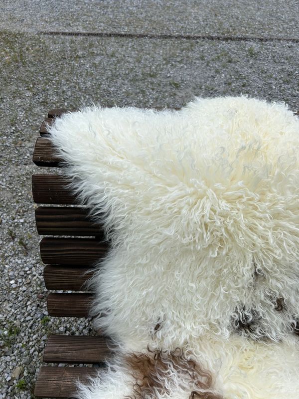Tibetisches Lammfell Naturbunt mit sanften Zapfenlocken und dunkelbraunen Punkten