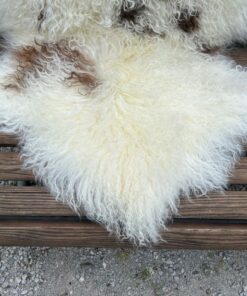 Tibetisches Lammfell Naturbunt mit sanften Zapfenlocken und dunkelbraunen Punkten