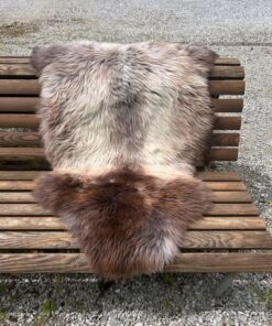 Englisches Lammfell naturbunt vanilleweiss graubraun dunkelbraun XL Unikat – Fell-shop.ch Zürich