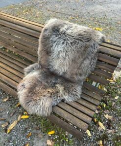 Englisches Lammfell naturbunt, braungrau gemasert mit vanillefarbenen Spitzen, XL 106 x 53 cm – Fell-Shop.ch Zürich
