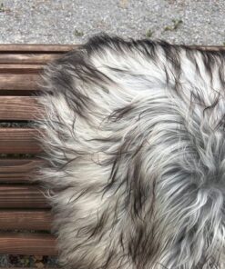 Isländisches Lammfell hellgrau schwarze Spitzen langes Haar XL Unikat – Fell-shop.ch Zürich