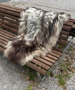 Isländisches Lammfell hellgrau schwarze Spitzen langes Haar XL Unikat – Fell-shop.ch Zürich