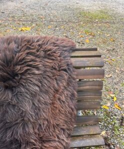 Englisches Lammfell naturbunt, dunkelbraun mit aufgehellten Spitzen, Supersize 112 x 76 cm – Fell-Shop.ch Zürich