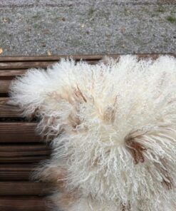 Tibetisches Lammfell vanilleweiss mit vielen rostbraunen Tupfern, am Nackenabschluss breiter gezeichnet, Grösse L – Fell-Shop.ch Zürich