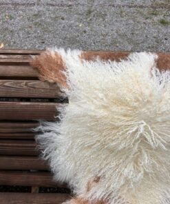Tibetisches Lammfell naturbunt, vanilleweiss mit rotbraunen Zeichnungen, Grösse L – Fell-Shop.ch Zürich