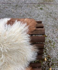Tibetisches Lammfell naturbunt, vanilleweiss mit rotbraunen Zeichnungen, Grösse L – Fell-Shop.ch Zürich