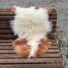 Tibetisches Lammfell naturbunt, vanilleweiss mit rotbraunen Zeichnungen, Grösse L – Fell-Shop.ch Zürich