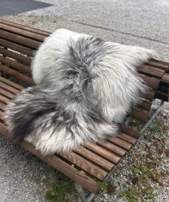 Isländisches Lammfell naturgrau mit schwarzen Strähnen und weissem Bauch, XL