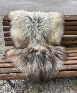 Isländisches Lammfell Dreifärber, vanilleweiss mit hellbraunen und schwarzen Spitzen, Grösse L – Fell-Shop.ch Zürich