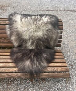 Isländisches Lammfell vanilleweiss mit schwarzen Spitzen, Grösse L – Fell-Shop.ch Zürich
