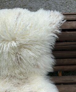 Tibetisches Lammfell Naturbunt mit sanften hellbraunen Zeichnungen am Nacken