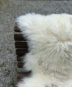 Tibetisches Lammfell Naturbunt mit sanften hellbraunen Zeichnungen am Nacken