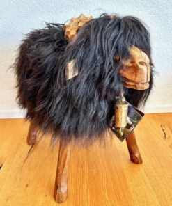 Fellhocker_Schaf-Emil, Lammfell, naturschwarz