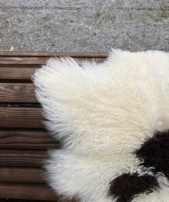 Tibetisches Lammfell Dreifärber, vanilleweiss mit rotbraunen und fast schwarzen Tupfern, Grösse L – Fell-Shop.ch Zürich