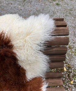 Tibetisches Lammfell rotbraun, intensive rotbraune Zeichnung auf vanilleweisser Grundfarbe, Grösse L – Fell-Shop.ch Zürich